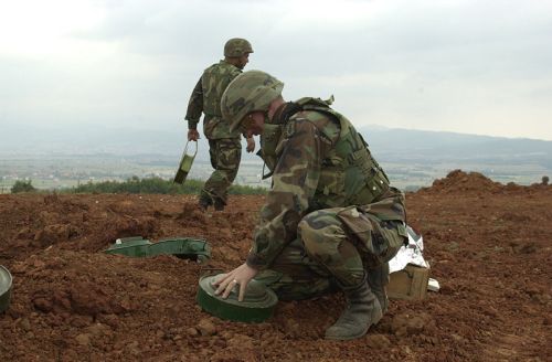 800px-us_soldiers_removing_landmines.jpg